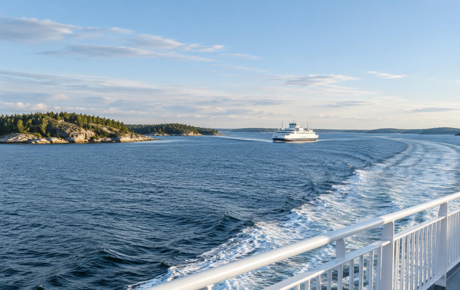 Färja i en ljus skärgårdsvy
